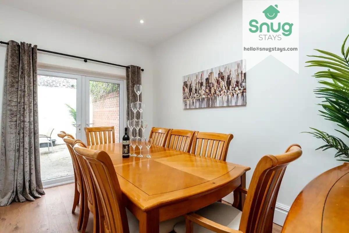 Fairfield House - 4 Bedroom, 8 Beds, Free Wi-fi, Free Parking Holiday home *